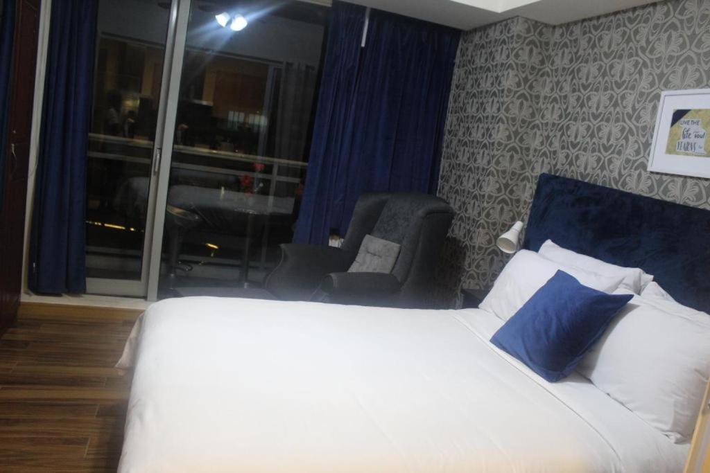 Azure Urban Resort A3 Near Airport Mall With Balcony Wavepool Manila Bagian luar foto